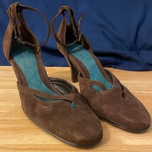 Aerosoles Women's Brown Suede, Closed Toe, Ankle Strap, 2.5" heels, Size 7